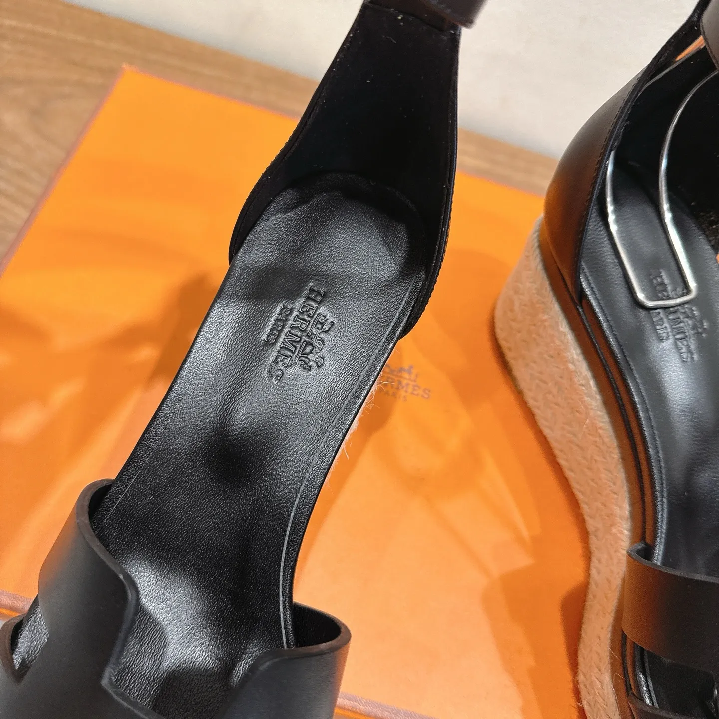 👟👟Ex-factory price 720👟👟 Hermes... a Eclair 2025 new color + popular series, the version is super positive, with a certain thickness, which makes the legs longer! Breathable, comfortable calfskin, spring and summer color matching, this item is both beautiful and comfortable! Channel supply code size: 35-39 can be ordered as 40.41 with airplane box ➕20